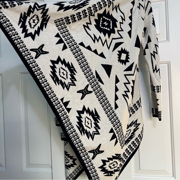 H&M Divided Size M Navy Blue & White Aztec Print Chunky Knit Cardigan Sweater - Picture 9 of 10